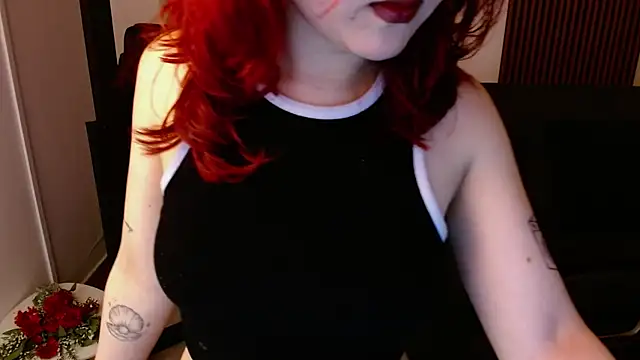 Snapshot of crimson_tati_ chatting on 03/15/25, 12:34 crimson tati online show from 03/15/25, 12:34