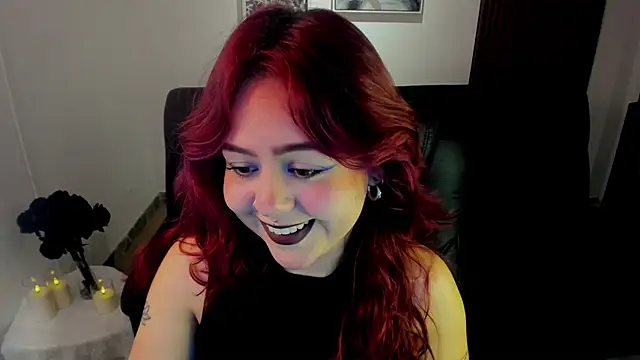 Snapshot of crimson_tati_ chatting on 10/22/25, 04:23 crimson tati online show from 10/22/25, 04:23