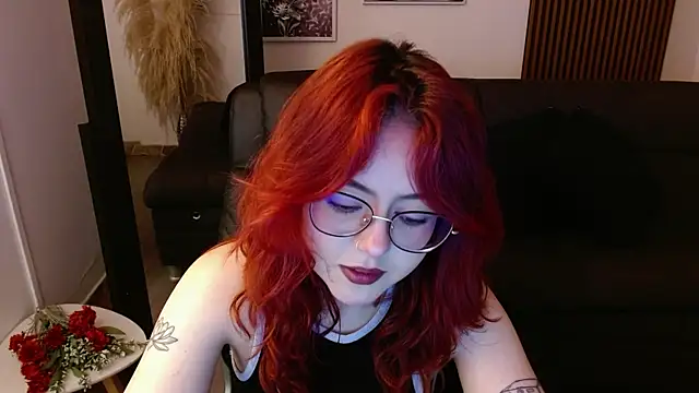 Snapshot of crimson_tati_ chatting on 02/21/25, 05:24 crimson tati online show from 02/21/25, 05:24