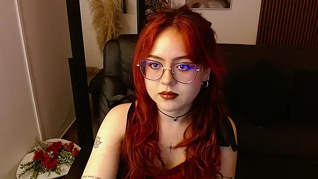 Snapshot of crimson_tati_ chatting on 02/19/25, 08:12 crimson tati online show from 02/19/25, 08:12