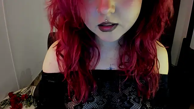 Snapshot of crimson_tati_ chatting on 09/24/25, 06:42 crimson tati online show from 09/24/25, 06:42