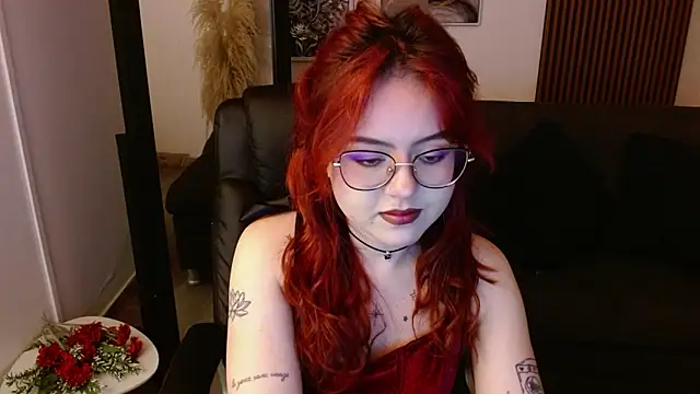 Snapshot of crimson_tati_ chatting on 02/19/25, 05:05 crimson tati online show from 02/19/25, 05:05