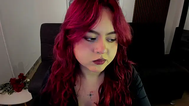 Snapshot of crimson_tati_ chatting on 09/19/25, 04:05 crimson tati online show from 09/19/25, 04:05