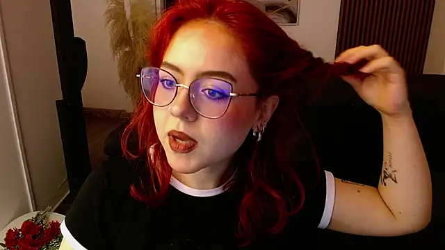 Snapshot of crimson_tati_ chatting on 03/18/25, 04:07 crimson tati online show from 03/18/25, 04:07