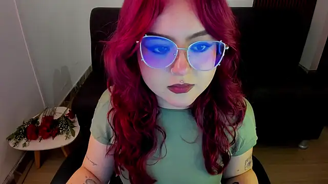 Snapshot of crimson_tati_ chatting on 09/13/25, 06:35 crimson tati online show from 09/13/25, 06:35