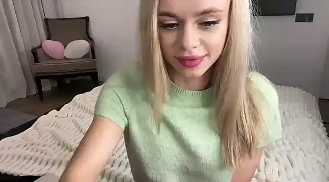 Snapshot of little_fox_alisa chatting on 03/08/25, 12:22 little fox alisa online show from 03/08/25, 12:22