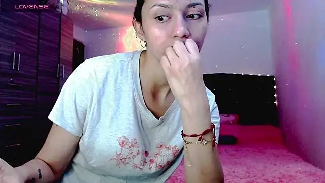 holy juli online show from 11/30/25, 03:40