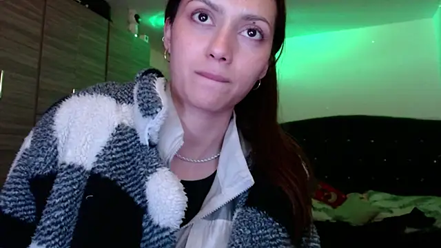 Snapshot of holy_juli chatting on 06/10/26, 03:41 holy juli online show from 06/10/26, 03:41