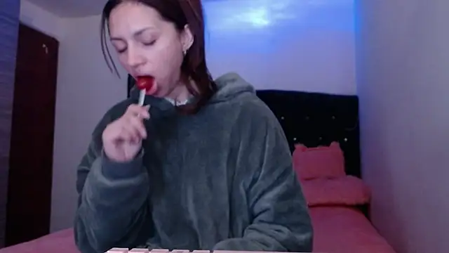 Snapshot of holy_juli chatting on 07/11/26, 02:23 holy juli online show from 07/11/26, 02:23