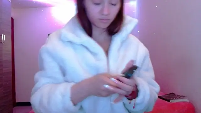 Snapshot of holy_juli chatting on 04/28/26, 03:44 holy juli online show from 04/28/26, 03:44
