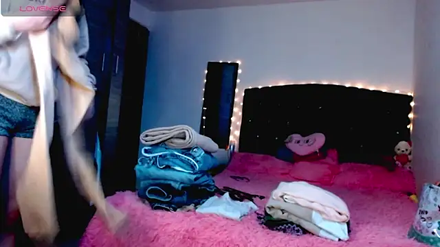 holy juli online show from 12/15/25, 04:40