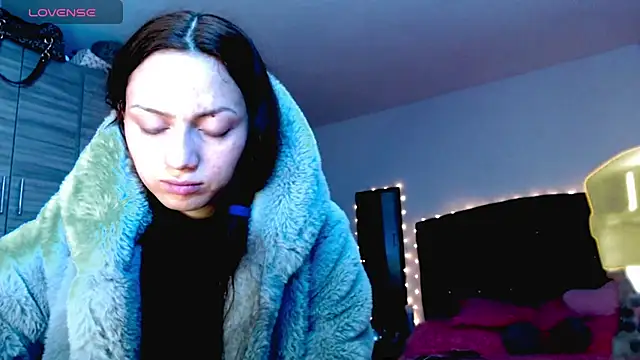 holy juli online show from 12/19/25, 05:21