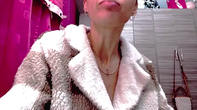 holy juli online show from 02/11/26, 04:34