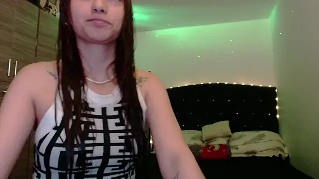 Snapshot of holy_juli chatting on 05/24/26, 05:51 holy juli online show from 05/24/26, 05:51