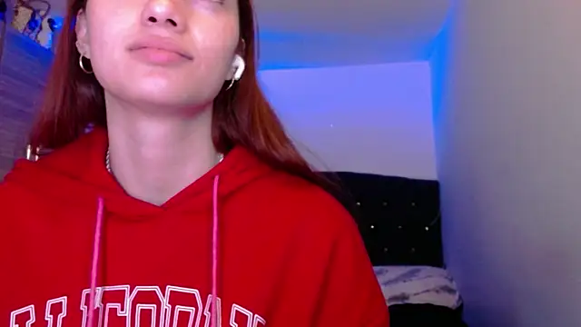 Snapshot of holy_juli chatting on 06/02/26, 04:34 holy juli online show from 06/02/26, 04:34