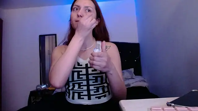 Snapshot of holy_juli chatting on 06/17/26, 03:50 holy juli online show from 06/17/26, 03:50
