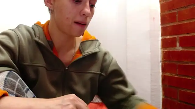 holy juli online show from 04/12/26, 05:33