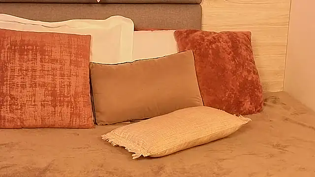 Lily Miiller online show from 10/27/25, 08:43