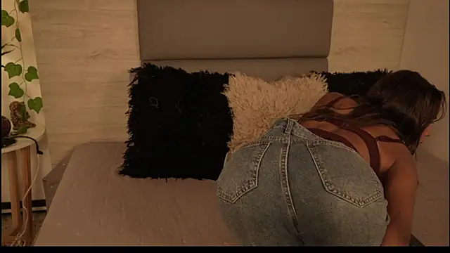 Lily Miiller online show from 03/31/26, 08:44