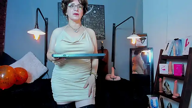 Snapshot of Samantha_mature56 chatting on 05/04/26, 02:15 Samantha mature56 online show from 05/04/26, 02:15