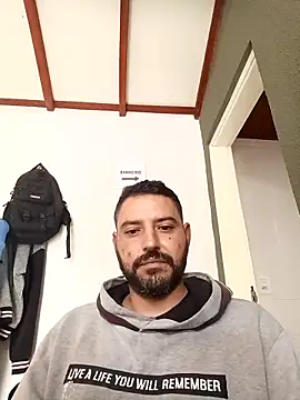 Snapshot of P4uzud4O chatting on 02/11/26, 12:05 P4uzud4O online show from 02/11/26, 12:05