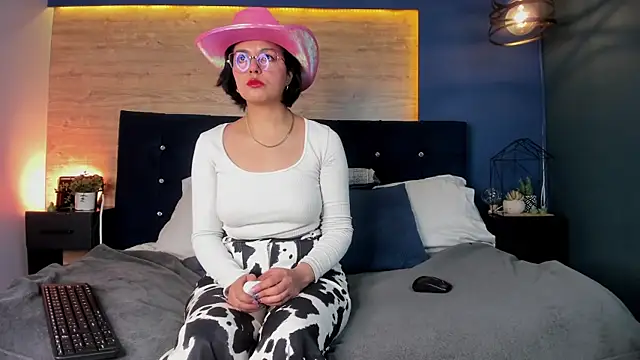 victoria byte online show from 10/13/25, 08:43