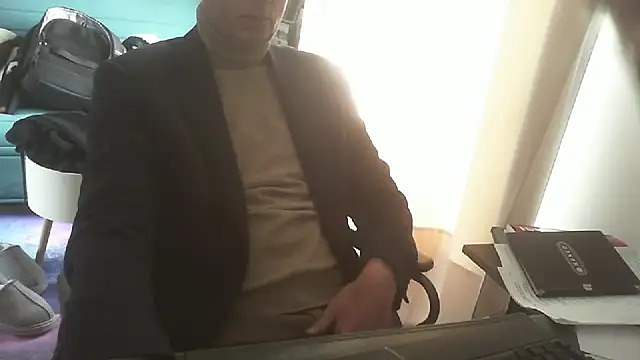 Snapshot of shyfrenchcock1 chatting on 03/18/25, 12:39 shyfrenchcock1 online show from 03/18/25, 12:39