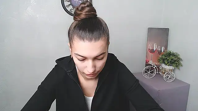 Snapshot of KarolinaRosse_ chatting on 02/19/25, 07:06 KarolinaRosse online show from 02/19/25, 07:06