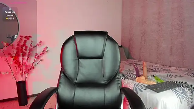 Snapshot of SaraMilf_69 chatting on 11/21/25, 01:43 SaraMilf 69 online show from 11/21/25, 01:43