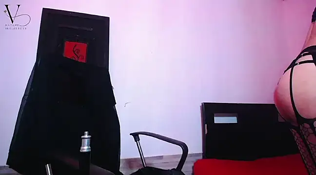 Snapshot of Madamebeelzeboss chatting on 12/12/24, 01:21 Madamebeelzeboss online show from 12/12/24, 01:21