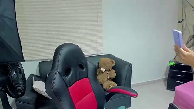 Edelaine rogers online show from 10/22/25, 04:34