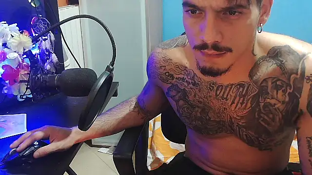 Snapshot of Badboyi1997 chatting on 10/06/25, 01:07 Badboyi1997 online show from 10/06/25, 01:07