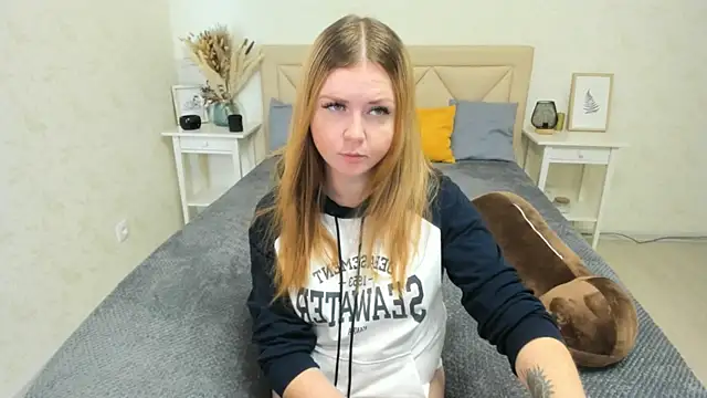 Snapshot of BettyBloom69 chatting on 09/10/25, 04:44 BettyBloom69 online show from 09/10/25, 04:44