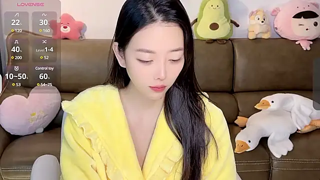 Snapshot of Yilin1999 chatting on 02/07/25, 11:55 Yilin1999 online show from 02/07/25, 11:55