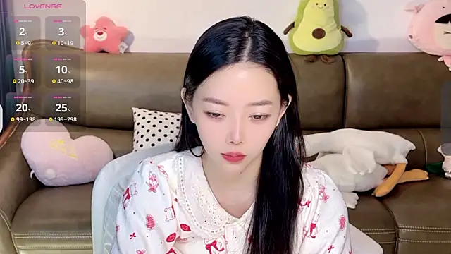 Snapshot of Yilin1999 chatting on 01/26/25, 10:57 Yilin1999 online show from 01/26/25, 10:57