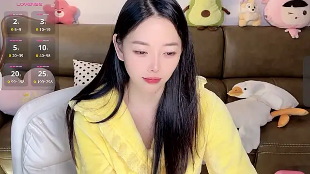Snapshot of Yilin1999 chatting on 02/05/25, 12:06 Yilin1999 online show from 02/05/25, 12:06
