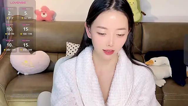 Snapshot of Yilin1999 chatting on 02/13/25, 04:28 Yilin1999 online show from 02/13/25, 04:28