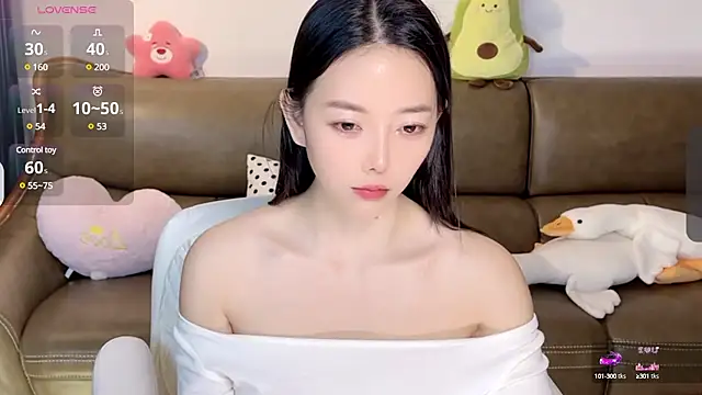 Snapshot of Yilin1999 chatting on 02/13/25, 07:31 Yilin1999 online show from 02/13/25, 07:31