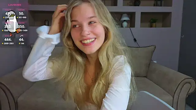 LinaCristonsen online show from 11/21/25, 04:17