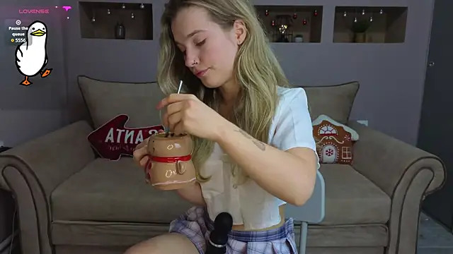 LinaCristonsen online show from 12/14/25, 06:46