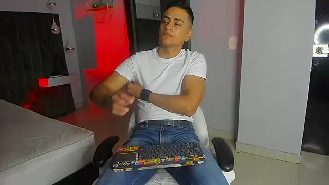 Snapshot of Lucii_fer_ chatting on 11/12/25, 11:36 Lucii fer online show from 11/12/25, 11:36