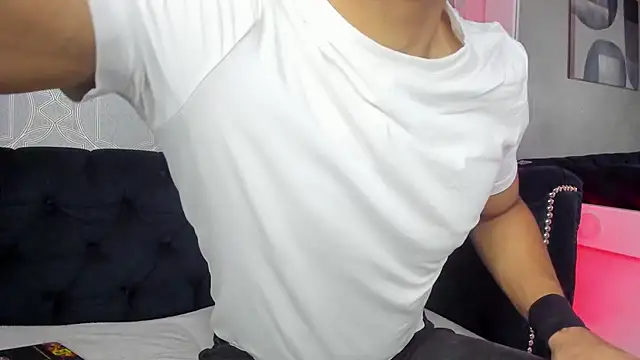 Snapshot of Lucii_fer_ chatting on 12/15/25, 11:38 Lucii fer online show from 12/15/25, 11:38