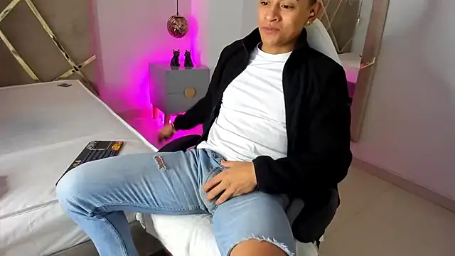 Snapshot of Lucii_fer_ chatting on 11/18/25, 01:03 Lucii fer online show from 11/18/25, 01:03