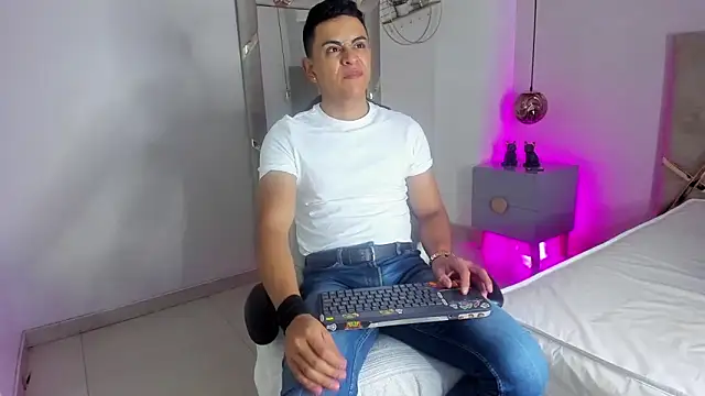 Snapshot of Lucii_fer_ chatting on 11/20/25, 11:33 Lucii fer online show from 11/20/25, 11:33