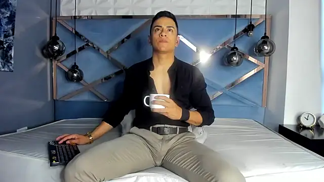 Snapshot of Lucii_fer_ chatting on 11/22/25, 11:42 Lucii fer online show from 11/22/25, 11:42