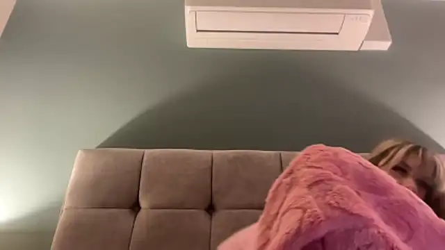 Snapshot of LustfulLuna_ chatting on 11/04/25, 06:22 LustfulLuna online show from 11/04/25, 06:22