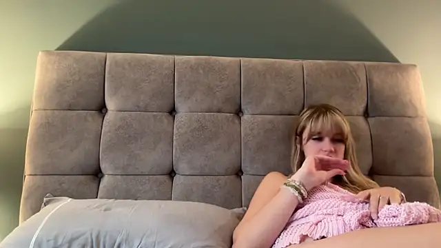 Snapshot of LustfulLuna_ chatting on 10/20/25, 03:01 LustfulLuna online show from 10/20/25, 03:01