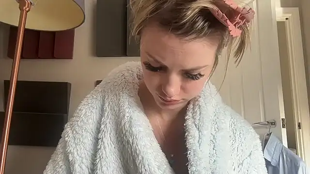 Snapshot of LustfulLuna_ chatting on 10/28/25, 10:25 LustfulLuna online show from 10/28/25, 10:25