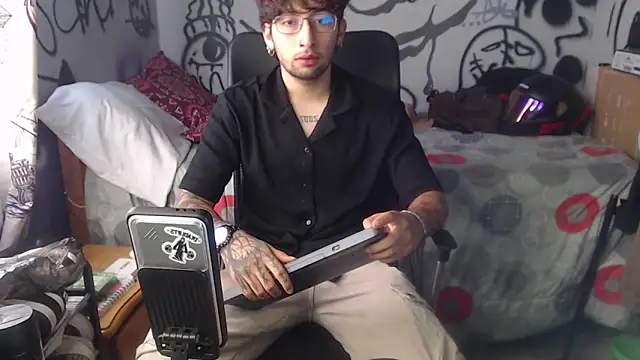 Snapshot of Dereck_Dickson chatting on 12/22/25, 05:13 Dereck Dickson online show from 12/22/25, 05:13