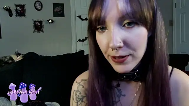 Snapshot of thevixenviolet chatting on 10/11/25, 09:38 thevixenviolet online show from 10/11/25, 09:38